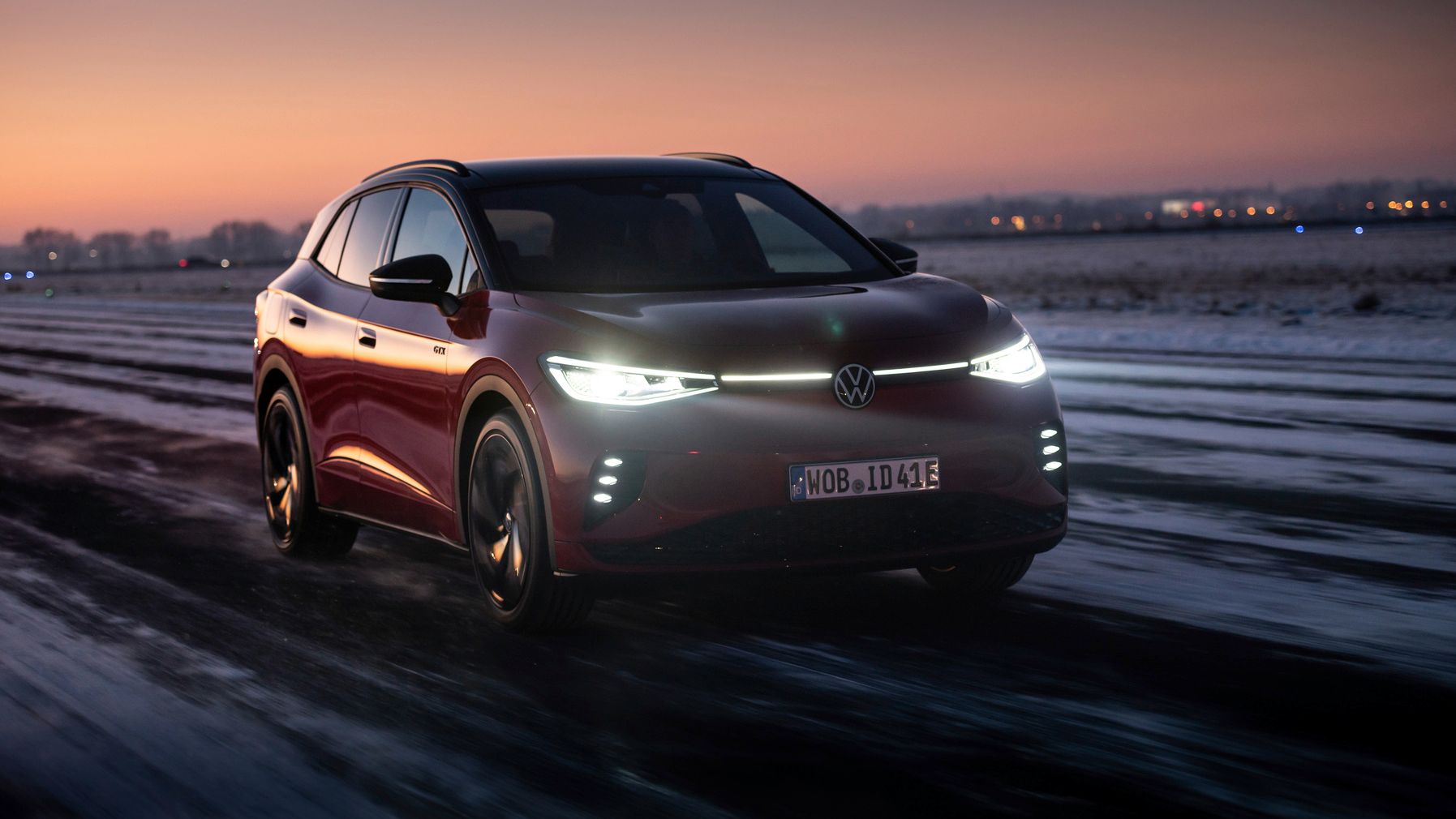 The IQ.LIGHT LED matrix headlights of the Volkswagen ID.4 GTX illuminating a dark and snowy pathway.