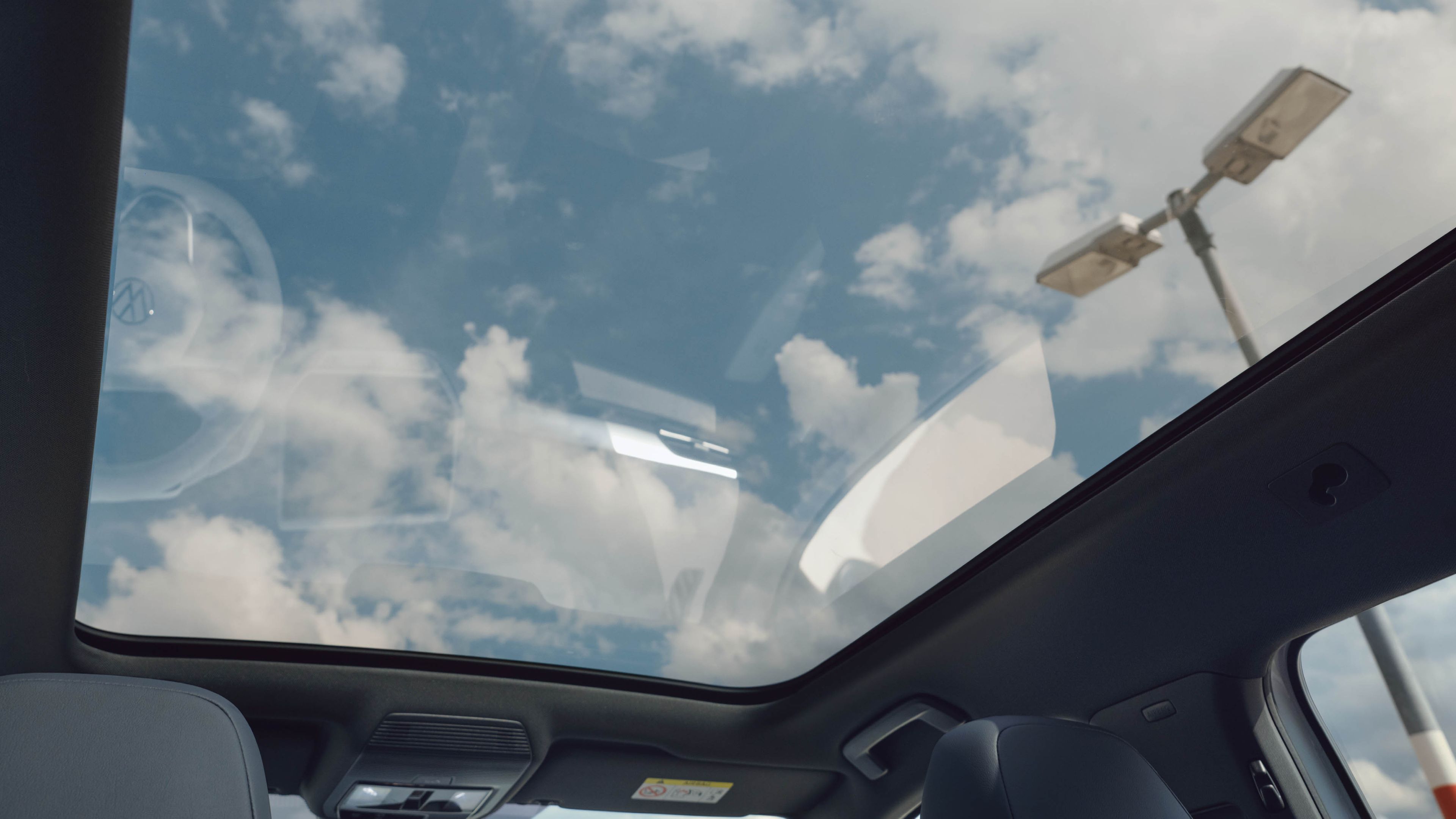 The panaromic roof of the Volkswagen ID.4.