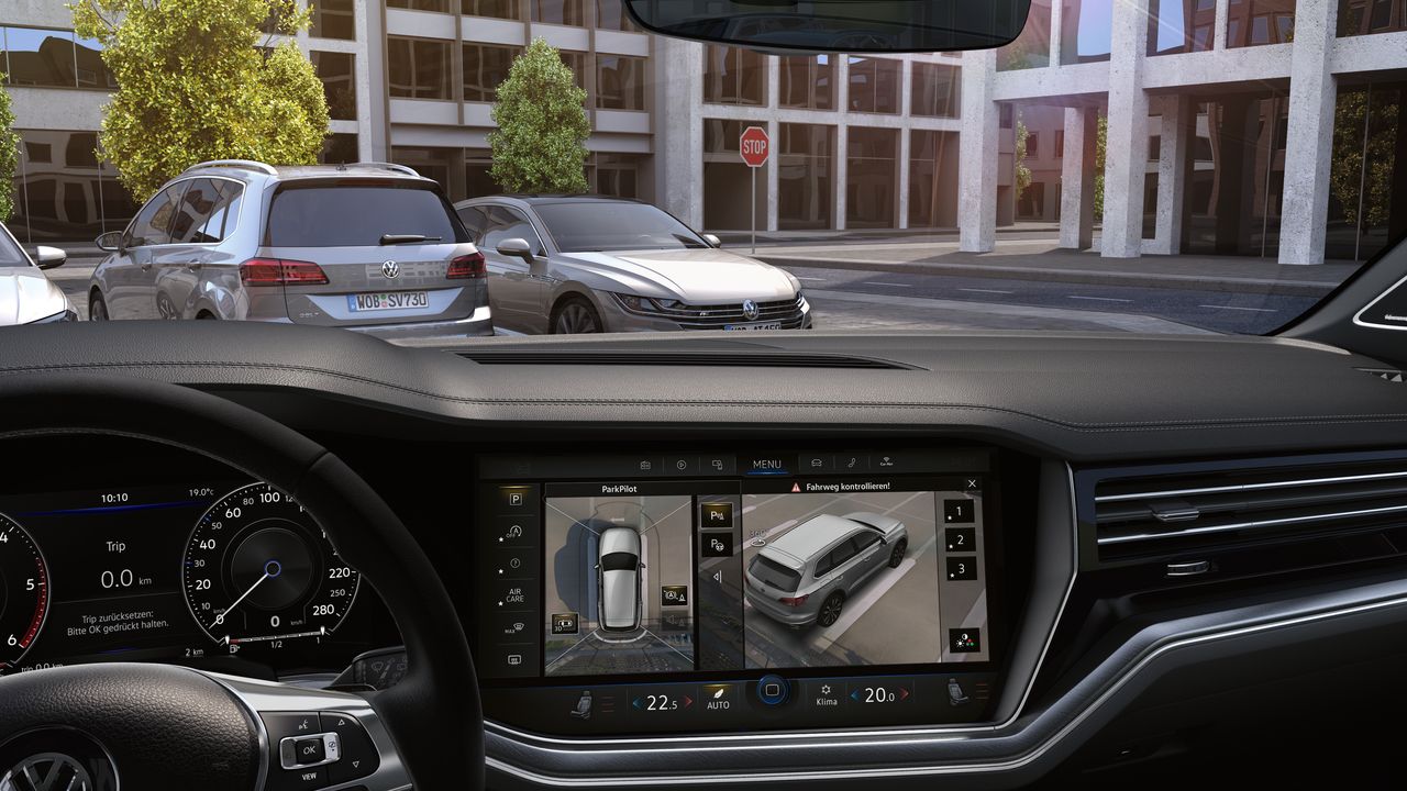 The Area View camera being triggered via the infotainment system in a Volkswagen Passat or Touareg.