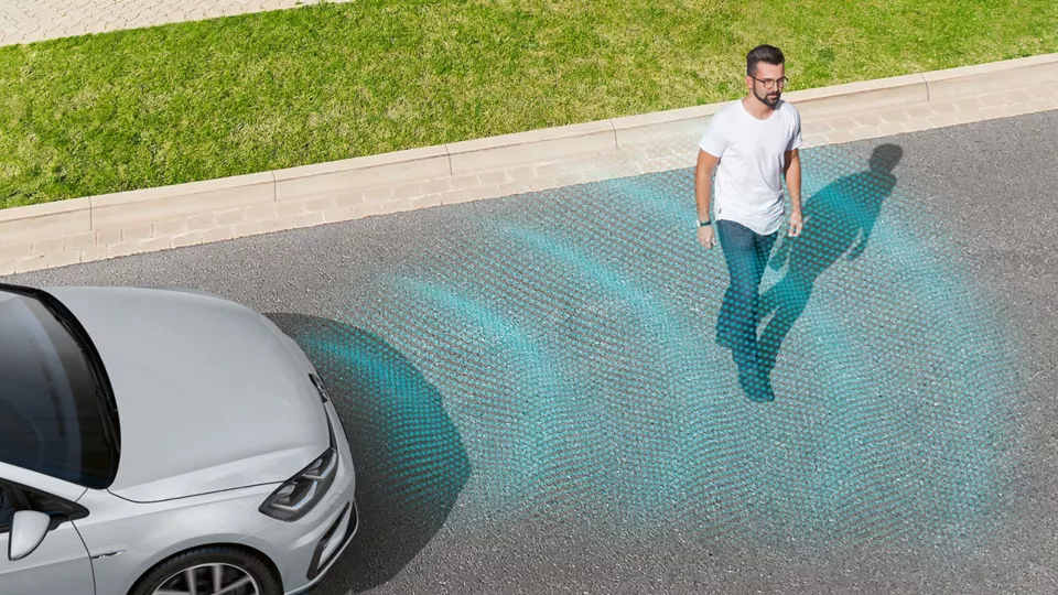 An image depicting Front Assist being triggered to warn the driver on an incoming object or an object that is in close proximity to prevent head-on collision.