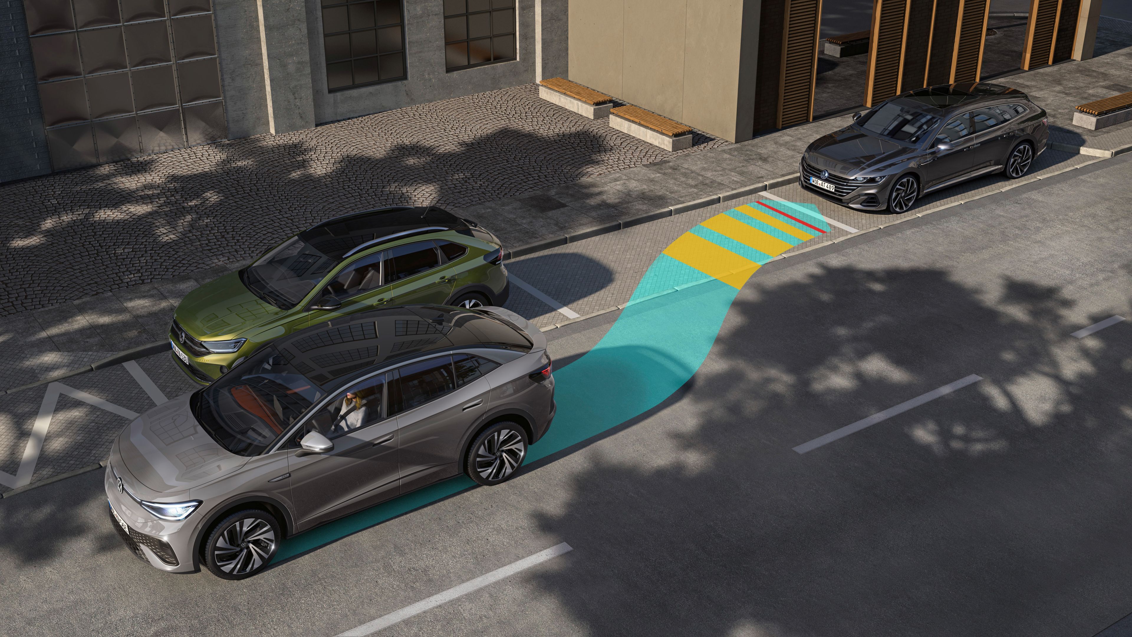 The ID.5 GTX manoeuvres through tight scenarios with Park Assist Plus, a system that regulates distances to the parking space
