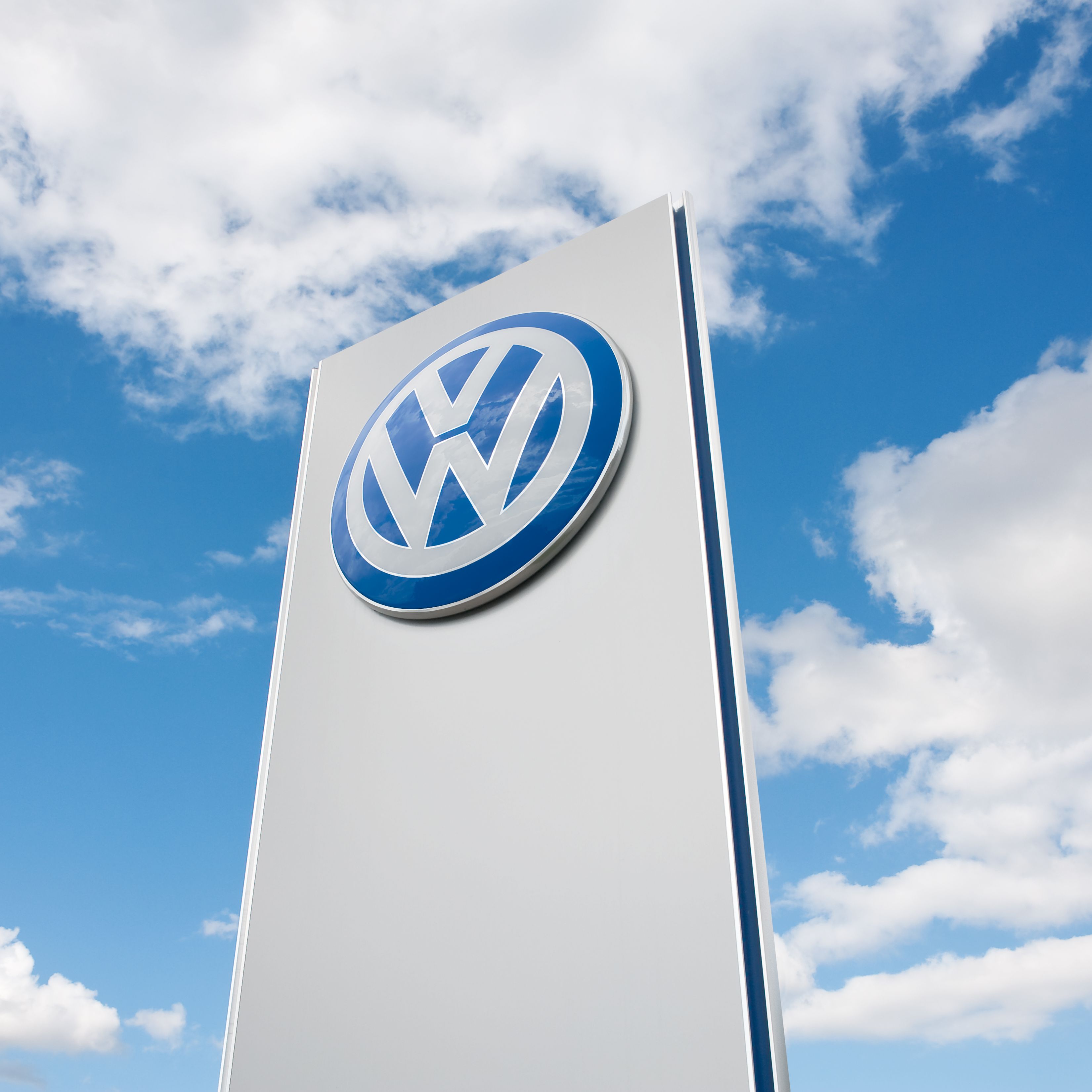 vw säule zeichen markenzeichen himmel wolken