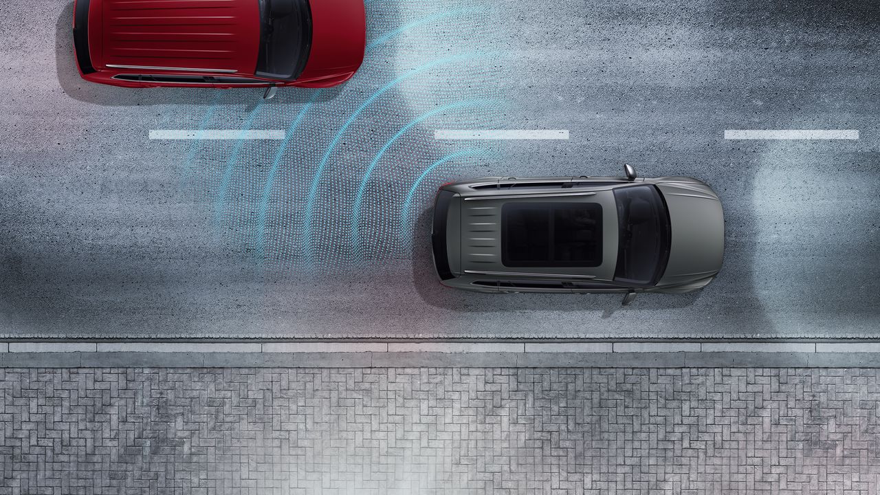 An image depicting Side Assist signals being triggered to warn the driver of approaching traffic before changing lanes.